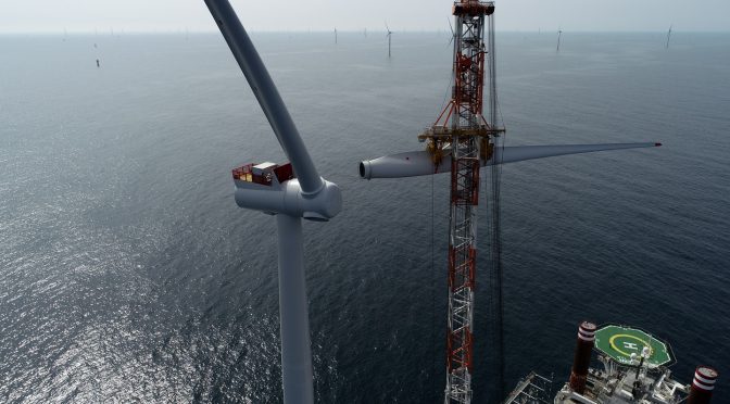 Turbina eólica final instalada en el parque eólico marino más grande del mundo