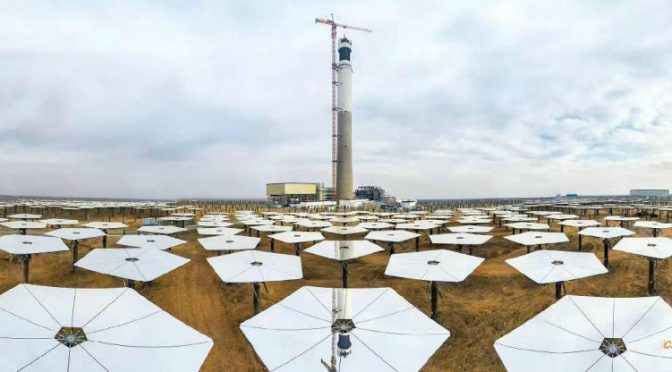 Primera central de energía termosolar de Xinjiang en funcionamiento