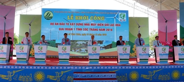 Comienza el trabajo en la central de energía eólica en Soc Trang