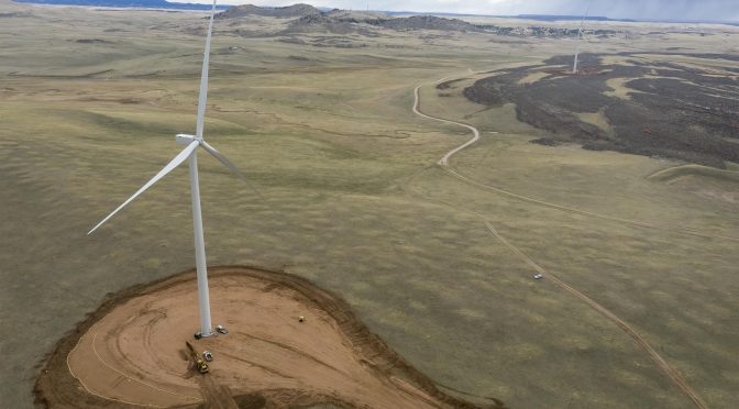 Instalan más aerogeneradores, triplicando la energía eólica del norte de Colorado