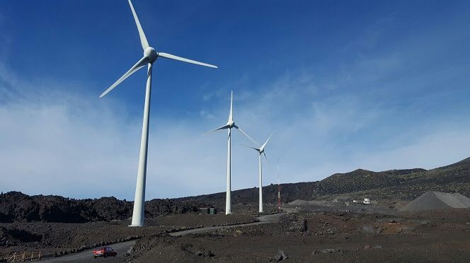 Endesa prueba nuevo sistema de iluminación láser en eólica en Canarias para proteger a las aves