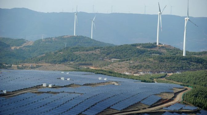 La capacidad de energía eólica y solar de China continúa expandiéndose