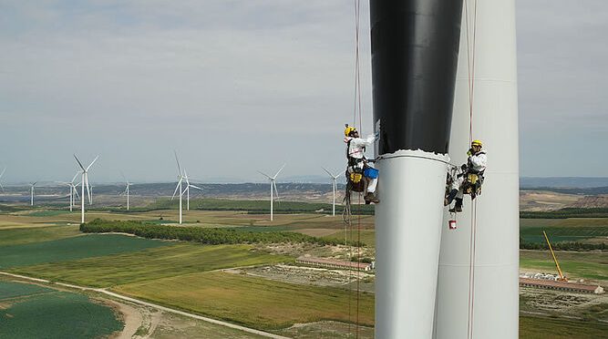 Aerogeneradores negros para hacerlos visibles a las aves