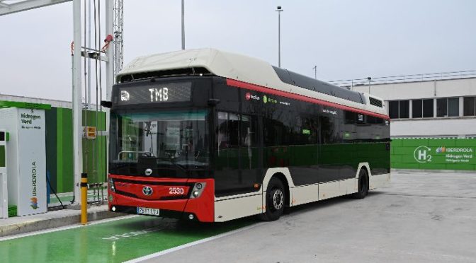 Barcelona recibe el primer bus de hidrógeno de Caetano que repostará próximamente en la planta de H2 verde de Iberdrola