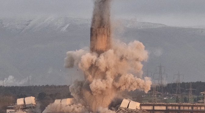 Demolición de la chimenea de la mayor central eléctrica de carbón de Europa