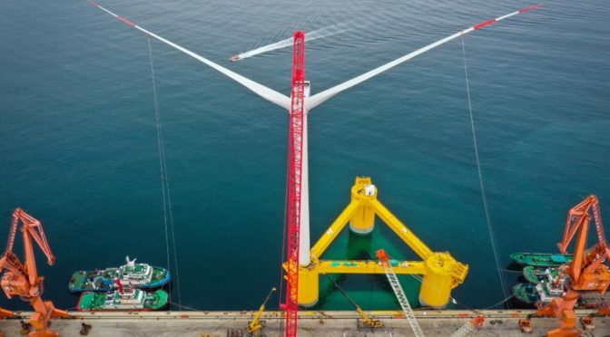 Primera turbina eólica flotante de aguas profundas de China «Fuyao» remolcada en Guangdong