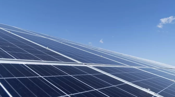 La industria fotovoltaica española rechaza el impuesto a las renovables que quiere imponer Aragón