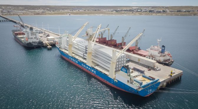 Arribó al muelle Storni un buque con aerogeneradores para el parque eólico de Aluar