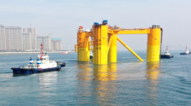 La primera plataforma de energía eólica flotante en aguas profundas de China zarpa para su instalación