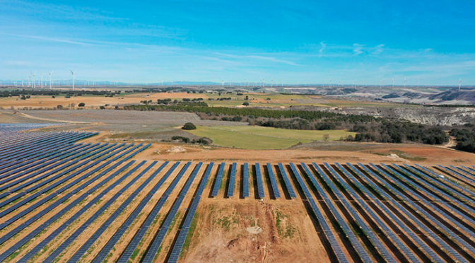 Iberdrola construye la primera planta híbrida eólica y solar de España