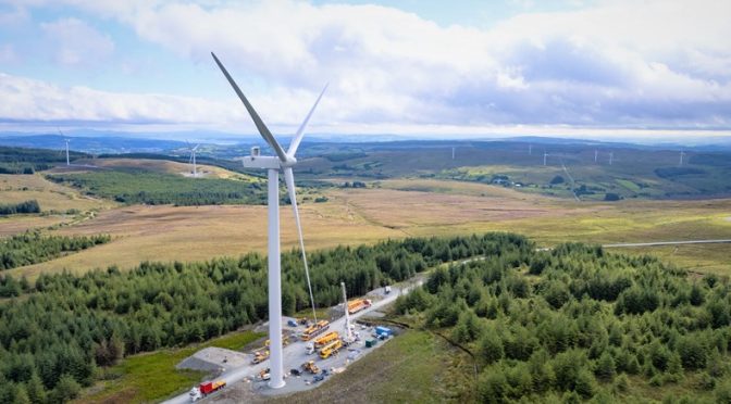 Hito del parque eólico terrestre de Lenalea con los aerogeneradores instalados