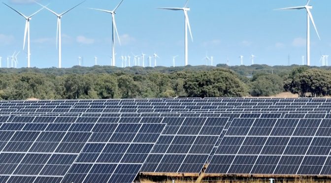 Iberdrola finaliza su primera planta híbrida eólica y solar de España