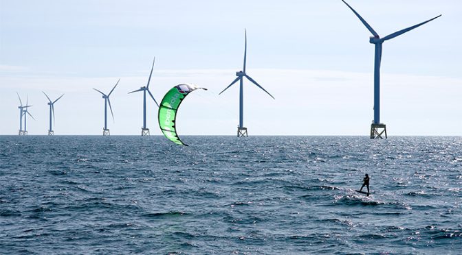 Gisela Pulido navega entre aerogeneradores en el parque eólico marino East Anglia One