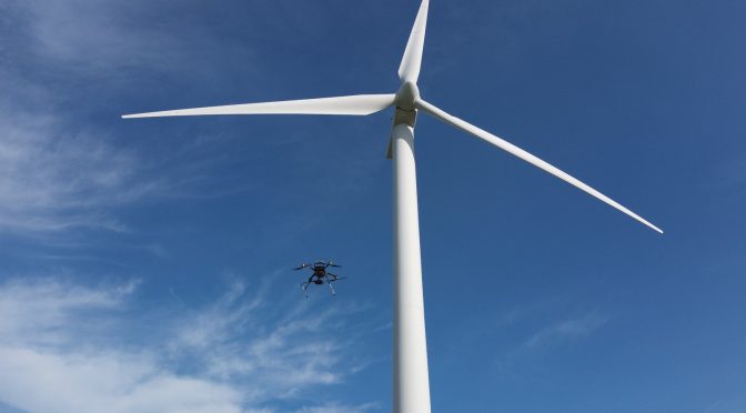 Visita del Consejero de Industria, Energía y Minas, Jorge Paradela, al aerogenerador experimental de Guadix