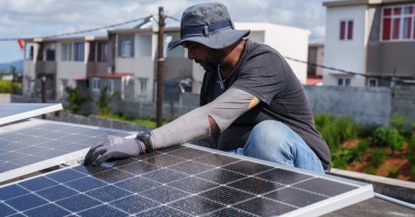 Proyecto de solar fotovoltaica (PV) reduce los costes de electricidad y las emisiones de carbono de 2.000 hogares mauricianos