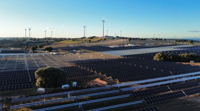 Acciona Energía completa su primera planta híbrida eólica y solar