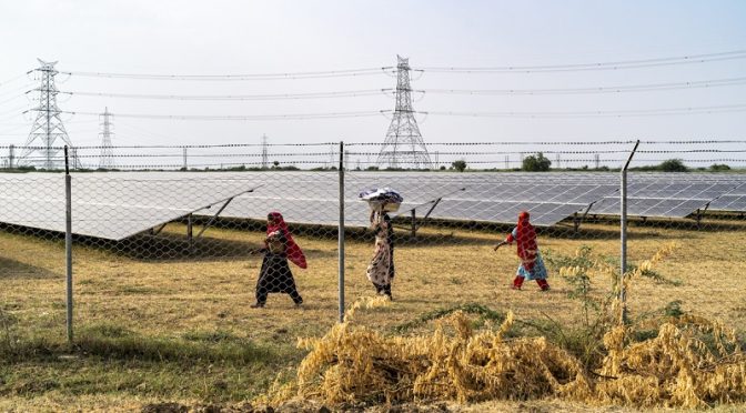 La capacidad instalada de energía solar fotovoltaica en India alcanza los 85,47 GW y la energía eólica, los 46,65 GW
