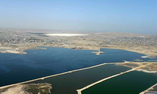 Azerbaiyán pondrá en funcionamiento una planta fotovoltaica flotante en el lago Boyukshor hasta la COP29