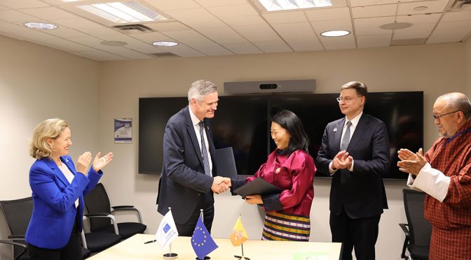 Bután y el BEI firman un préstamo de 150 millones de euros para proyectos de hidroeléctrica y solar fotovoltaica