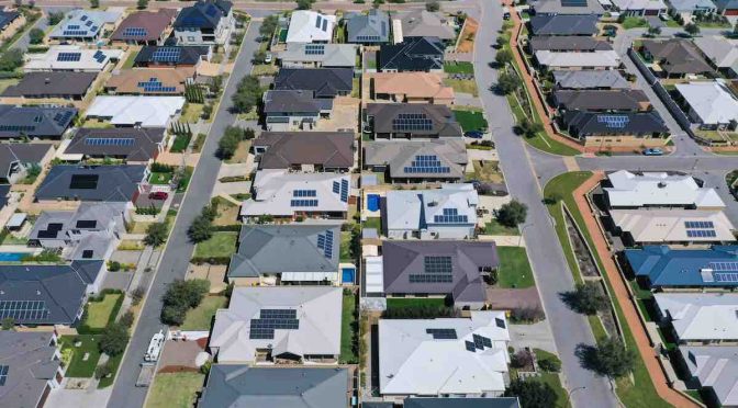 La energía solar fotovoltaica en los tejados es ahora un actor importante en la red de Australia, pero los hogares necesitan más baterías