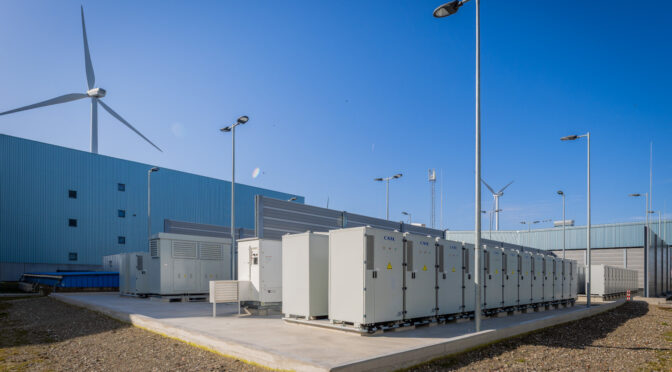 RWE pone en marcha un sistema de almacenamiento de energía con baterías a gran escala en Eemshaven